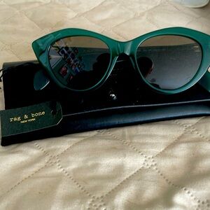 Tag and bone emerald green small dagger polarized sunglasses.